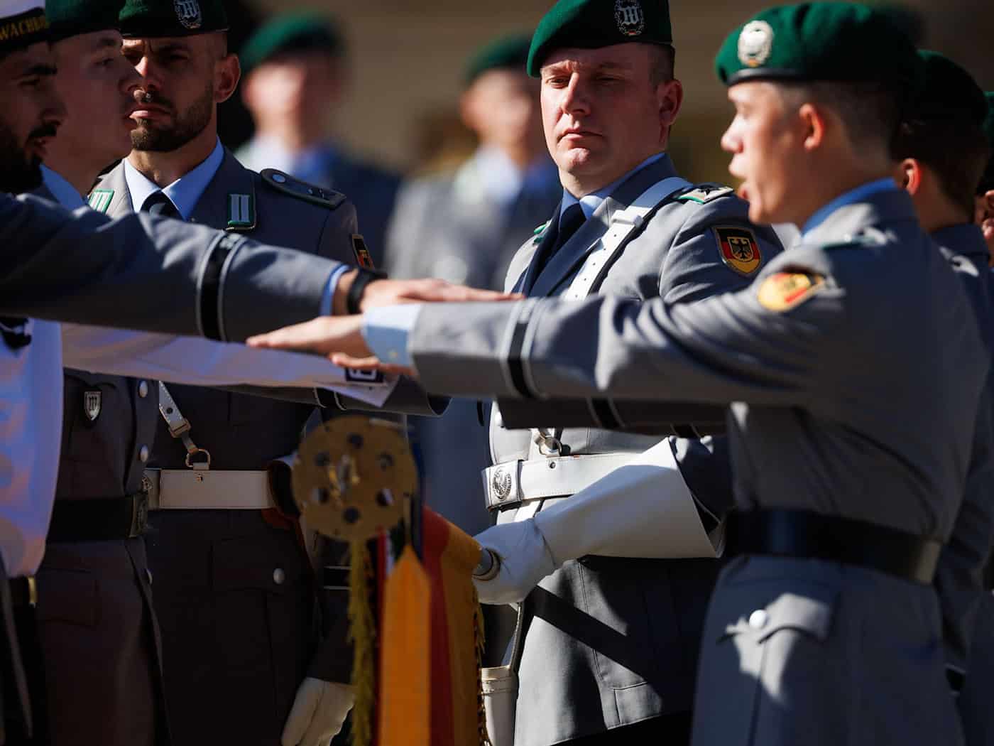 Das öffentliche Gelöbnis von Bundeswehr-Rekruten vor dem Berliner Abgeordnetenhaus war das dritte dieser Art seit der Premiere 2024. / Foto: Carsten Koall/dpa