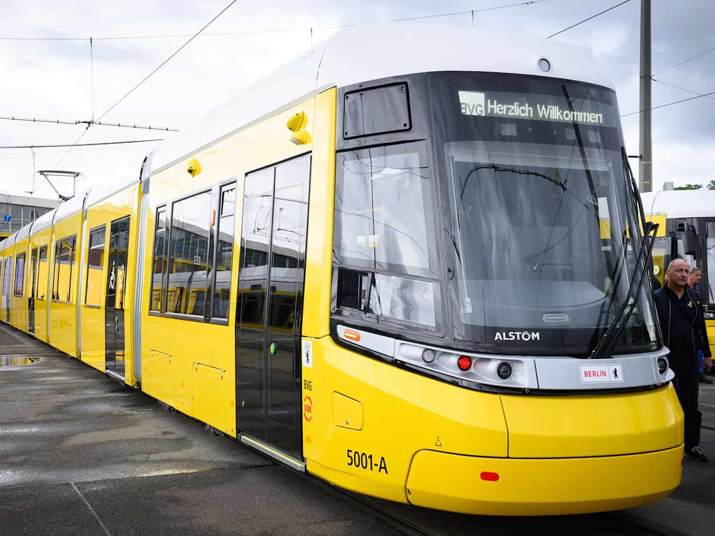 Der sogenannte Urbanliner soll bald die Lage auf der M4 entlasten - mit jahrelanger Verspätung. (Archivbild) / Foto: Bernd von Jutrczenka/dpa