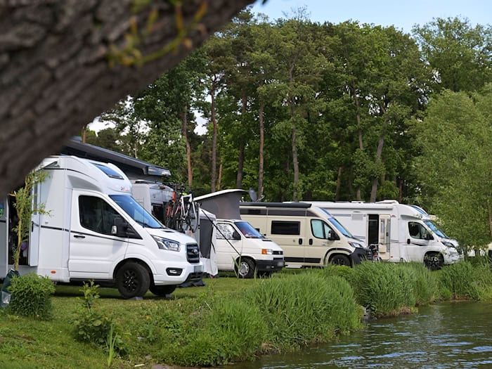 Entlang der vielen Brandenburger Seen gibt es viele Campingplätze.  / Foto: Michael Bahlo/dpa