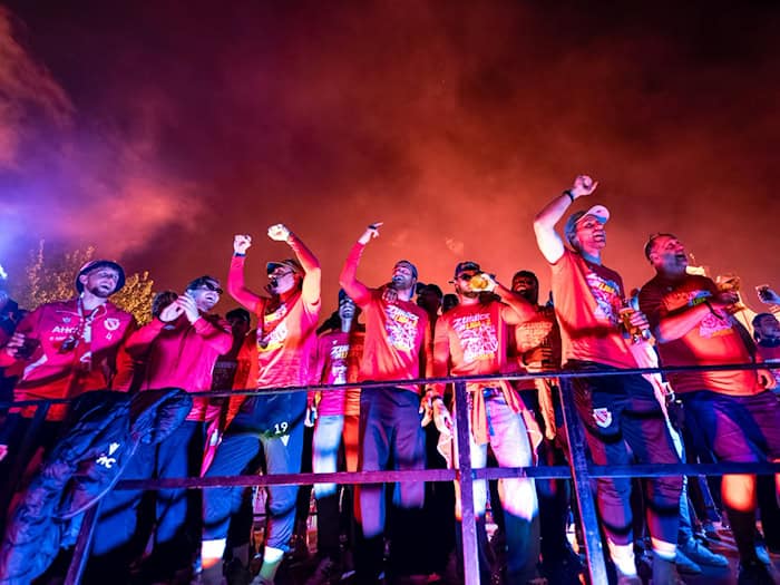 Die Mannschaft des FC Energie Cottbus feiert nach ihrer Rückkehr vom letzten Saisonspiel auf dem Cottbuser Altmarkt.  / Foto: Frank Hammerschmidt/dpa