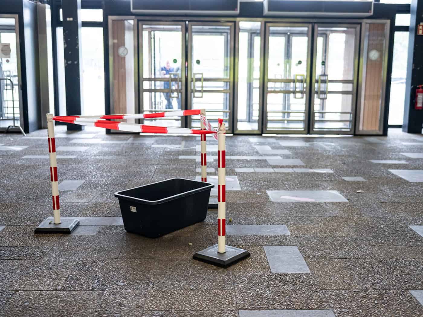 Ins Hauptgebäude der TU regnet es schon lange rein. Großen Behälter im Eingangsbereich sollen das Wasser auffangen. (Archivbild)  / Foto: Fabian Sommer/dpa