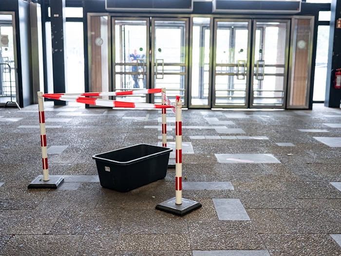 Ins Hauptgebäude der TU regnet es schon lange rein. Großen Behälter im Eingangsbereich sollen das Wasser auffangen. (Archivbild)  / Foto: Fabian Sommer/dpa
