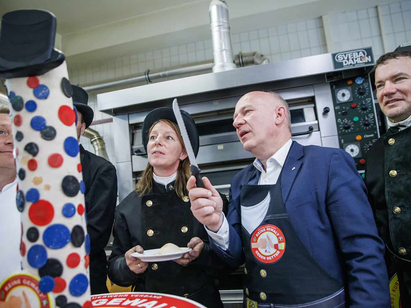 Dankesaktion für Rettungs- und Hilfsorganisationen mit Spendensammeln.  / Foto: Carsten Koall/dpa