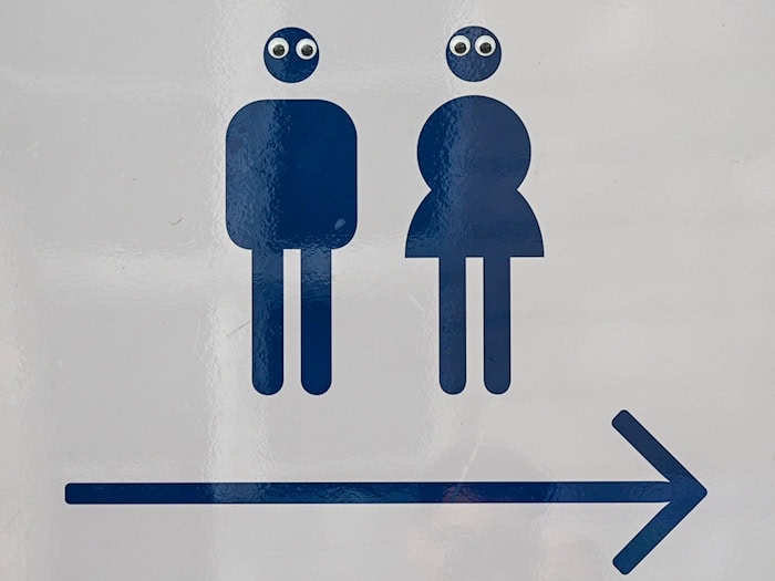 In vielen Schulen sind die Toiletten verschmutzt, beschädigt und unhygienisch - was viele Kinder davon abhält, sie zu benutzen. / Foto: Jens Kalaene/dpa