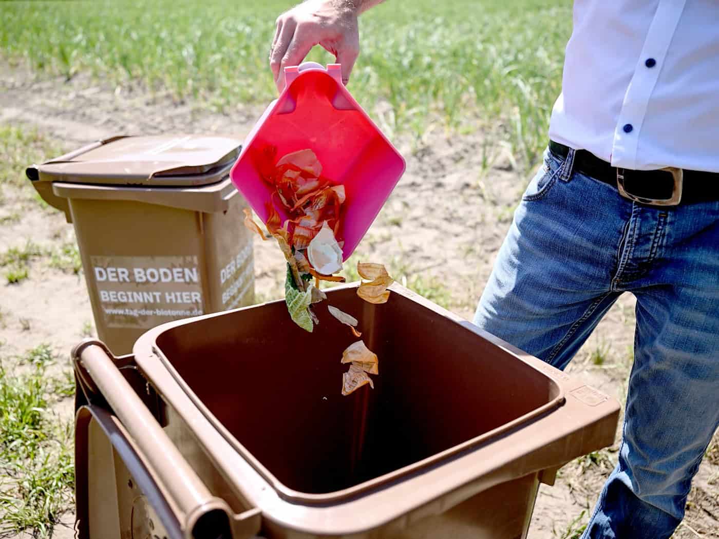 Manchmal landen in der Biotonne leider auch Dinge, die dort nicht reingehören. / Foto: Britta Pedersen/dpa