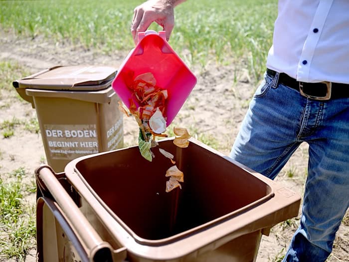 Manchmal landen in der Biotonne leider auch Dinge, die dort nicht reingehören. / Foto: Britta Pedersen/dpa