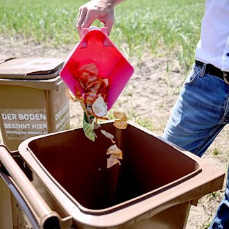 Manchmal landen in der Biotonne leider auch Dinge, die dort nicht reingehören. / Foto: Britta Pedersen/dpa