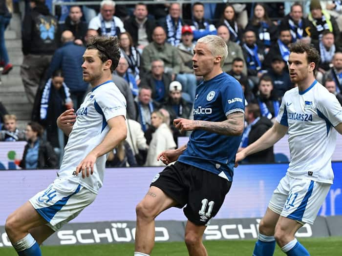 Bielefelds Joel Grodowski (M) drehte mit einem Doppelschlag das Spiel gegen Hertha. / Foto: Carmen Jaspersen/dpa