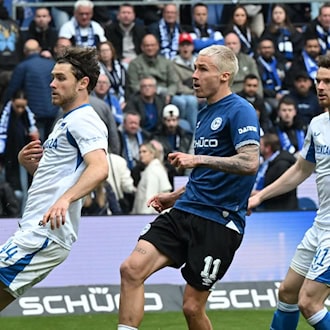 Bielefelds Joel Grodowski (M) drehte mit einem Doppelschlag das Spiel gegen Hertha. / Foto: Carmen Jaspersen/dpa
