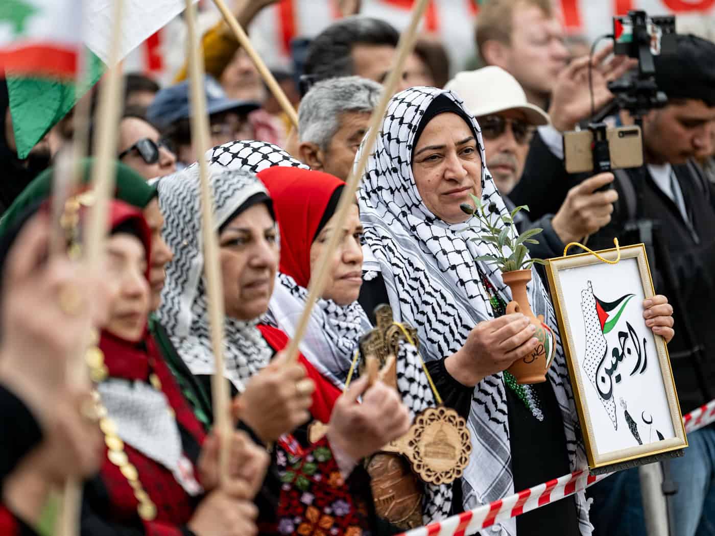 Am Nachmittag war die Demo zum Nakba-Gedenktag verhältnismäßig friedlich. / Foto: Fabian Sommer/dpa