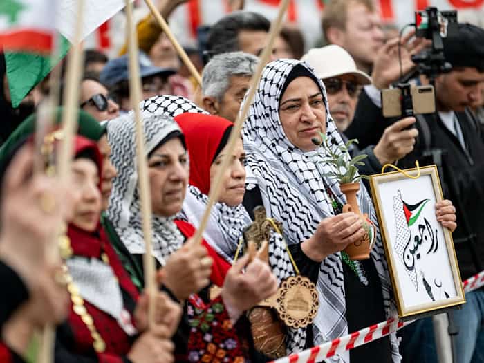 Am Nachmittag war die Demo zum Nakba-Gedenktag verhältnismäßig friedlich. / Foto: Fabian Sommer/dpa