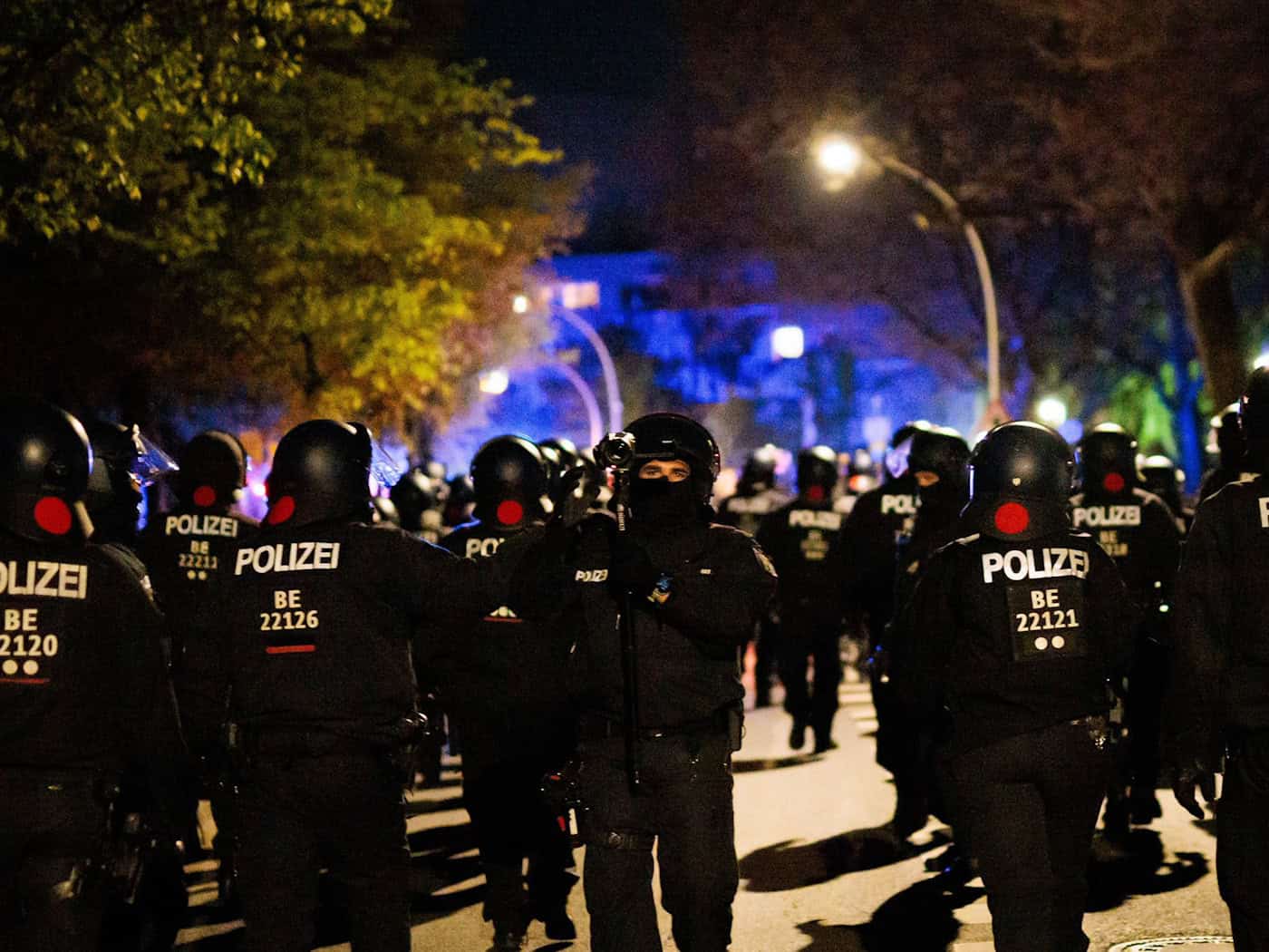 Polizeibeamten sichern Demonstrationen in der Hauptstadt.  / Foto: Carsten Koall/dpa