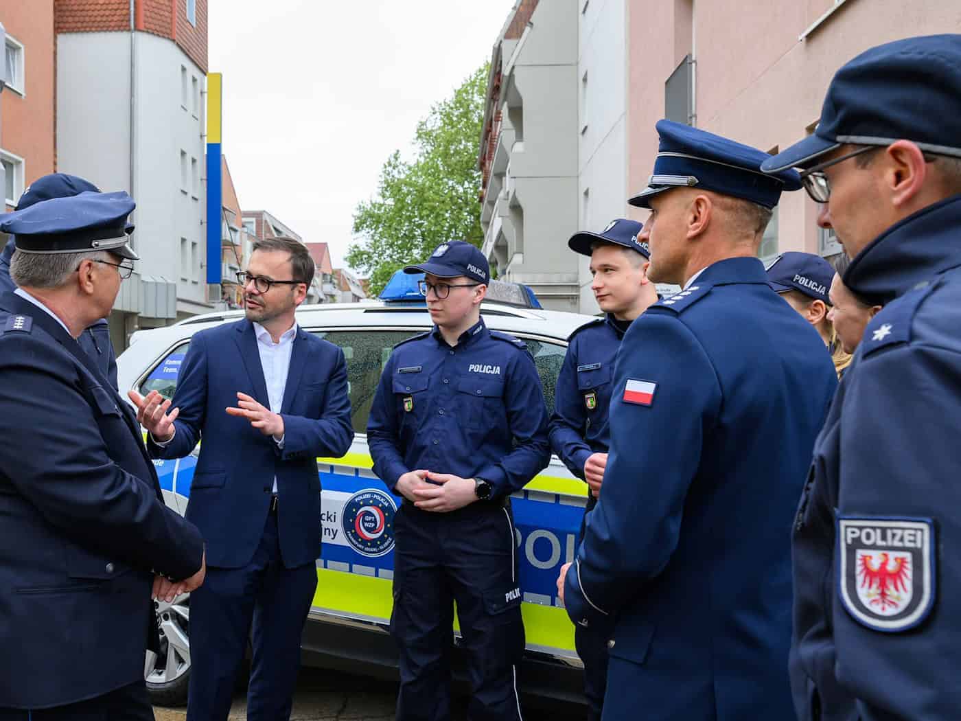 Ein deutsch-polnisches Polizeiteam beginnt mit der Arbeit. / Foto: Patrick Pleul/dpa