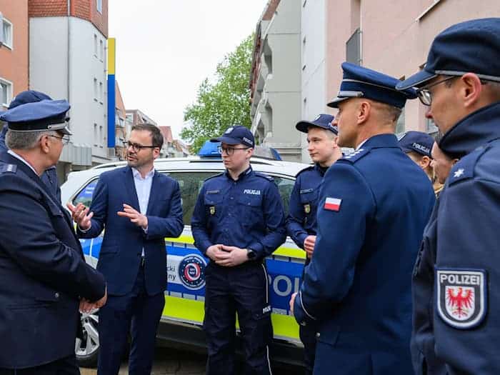Ein deutsch-polnisches Polizeiteam beginnt mit der Arbeit. / Foto: Patrick Pleul/dpa