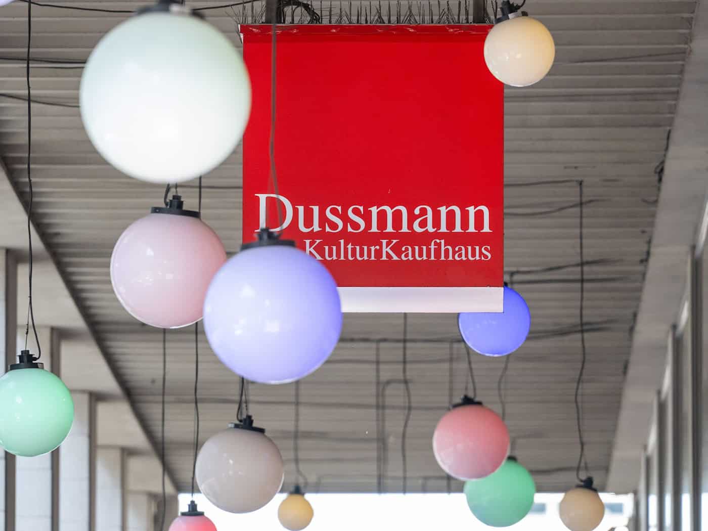 Das Kulturkaufhaus Dussmann soll künftig nicht nur in der Friedrichstraße, sondern auch im KaDeWe in Charlottenburg zu finden sein. (Archivbild)   / Foto: Soeren Stache/dpa