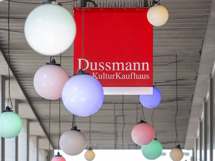 Das Kulturkaufhaus Dussmann soll künftig nicht nur in der Friedrichstraße, sondern auch im KaDeWe in Charlottenburg zu finden sein. (Archivbild)   / Foto: Soeren Stache/dpa
