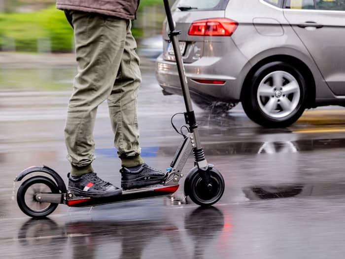 Erneut gab es einen schweren Unfall mit einem E-Scooter in Berlin.  / Foto: Christoph Soeder/dpa