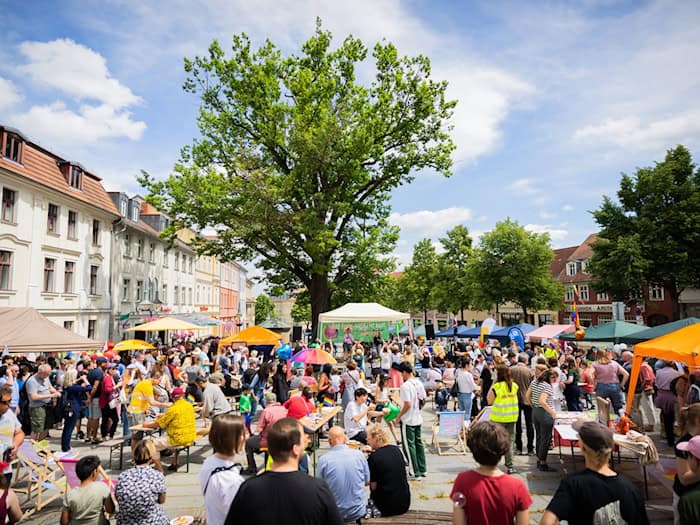 Ein Jahr nach einem Angriff feiern zahlreiche Menschen ein Demokratiefest in Bad Freienwalde. / Foto: Christoph Soeder/dpa