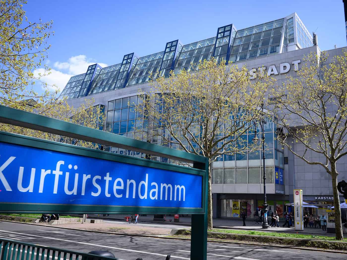 Die Polizei fahndet nach einem Einbrecher, der am Kurfürstendamm mit einem Auto in die Tür eines Luxus-Modegeschäfts gefahren ist. (Illustration) / Foto: Bernd von Jutrczenka/dpa