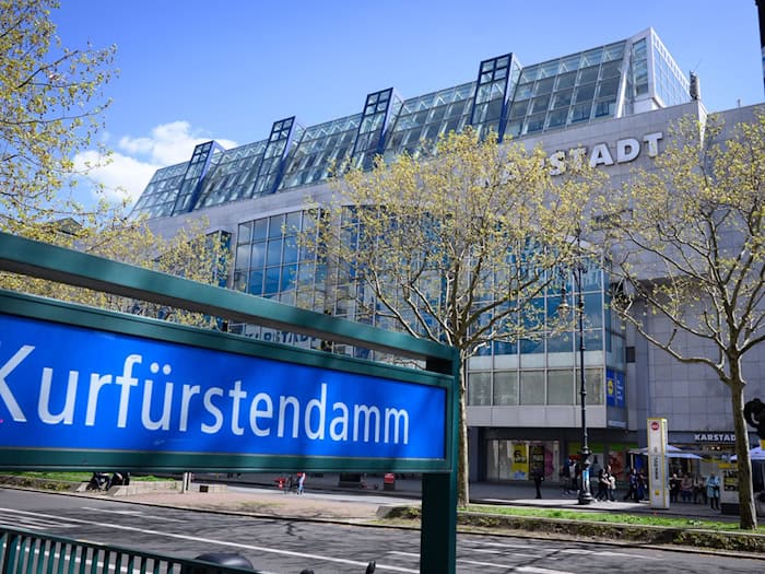 Die Polizei fahndet nach einem Einbrecher, der am Kurfürstendamm mit einem Auto in die Tür eines Luxus-Modegeschäfts gefahren ist. (Illustration) / Foto: Bernd von Jutrczenka/dpa