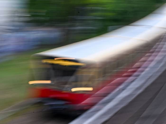 Eine S-Bahn fährt durch Berlin. Das ist heute Morgen auf mehreren Linien nur eingeschränkt möglich. (Symbolbild) / Foto: Jens Kalaene/dpa