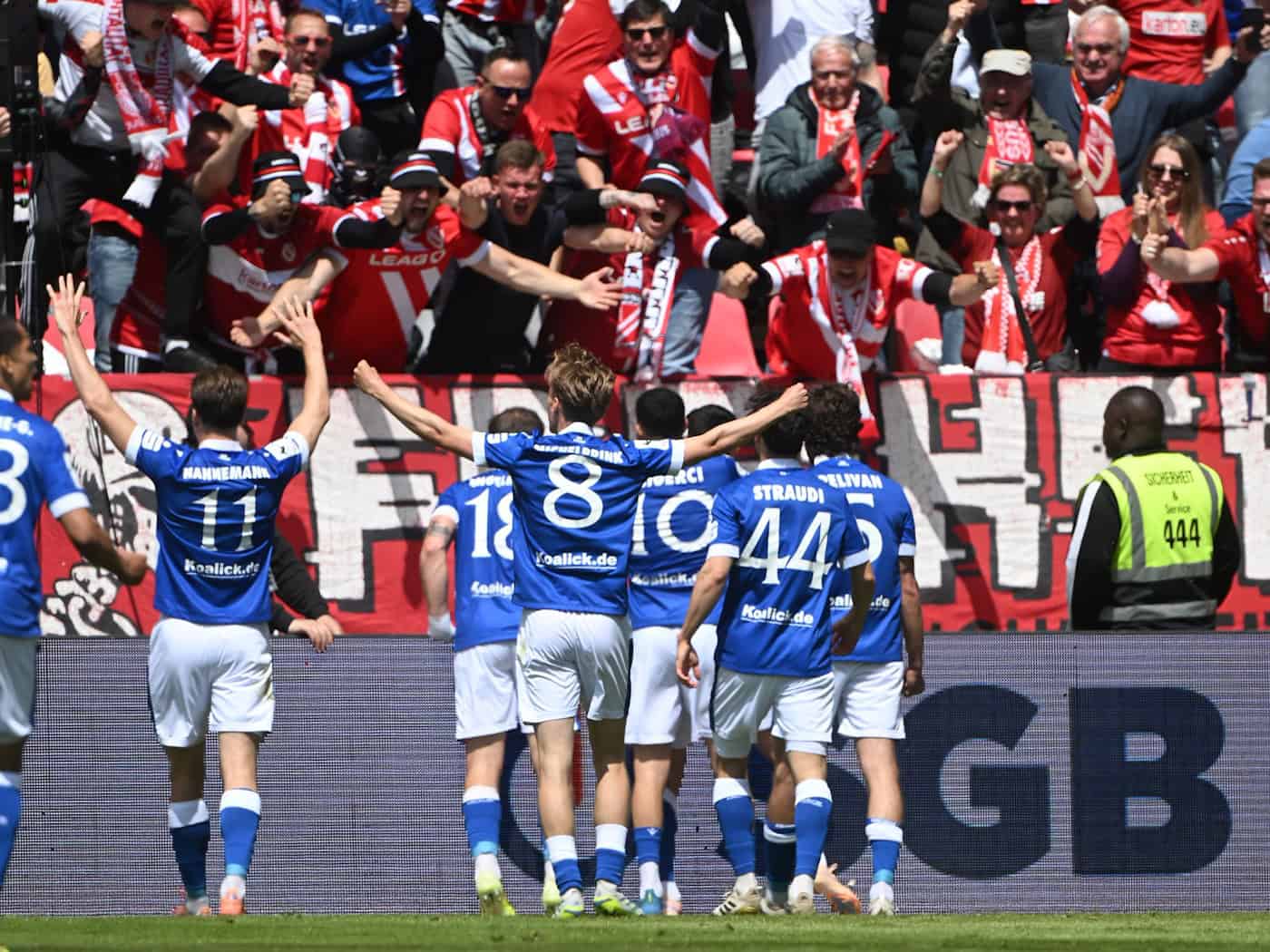 Die Mannschaft von Energie Cottbus bejubelt das 1:0 durch Jannis Boziaris. / Foto: Jens Niering/dpa