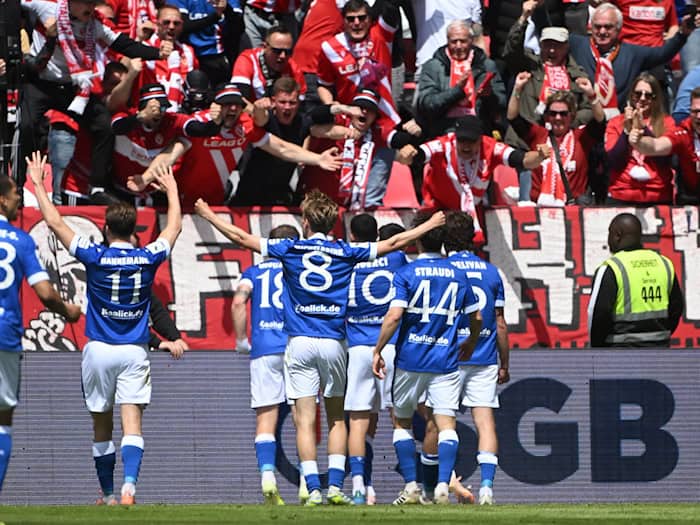 Die Mannschaft von Energie Cottbus bejubelt das 1:0 durch Jannis Boziaris. / Foto: Jens Niering/dpa