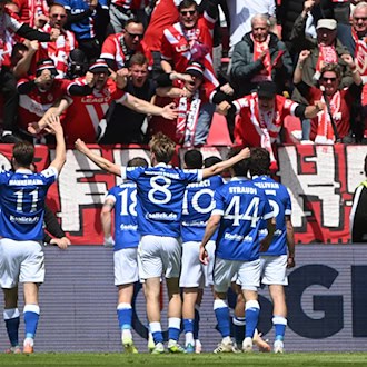 Die Mannschaft von Energie Cottbus bejubelt das 1:0 durch Jannis Boziaris. / Foto: Jens Niering/dpa