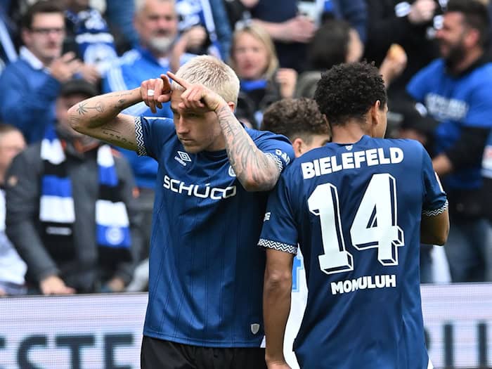 Die Torschützen Joel Grodowski (links) per Doppelpack und Monju Momuluh drehen für Bielefeld das Spiel. / Foto: Carmen Jaspersen/dpa