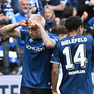 Die Torschützen Joel Grodowski (links) per Doppelpack und Monju Momuluh drehen für Bielefeld das Spiel. / Foto: Carmen Jaspersen/dpa