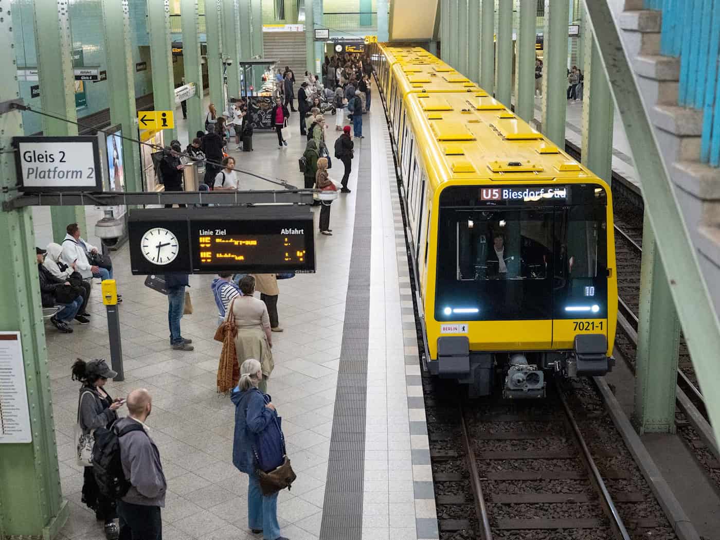 Das ermäßigte Deutschlandticket für Auszubildende gilt auch in der Berliner U-Bahn. (Symbolbild)  / Foto: Christophe Gateau/dpa