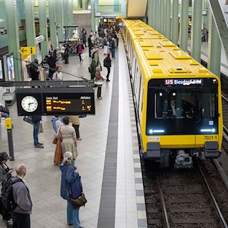 Das ermäßigte Deutschlandticket für Auszubildende gilt auch in der Berliner U-Bahn. (Symbolbild)  / Foto: Christophe Gateau/dpa
