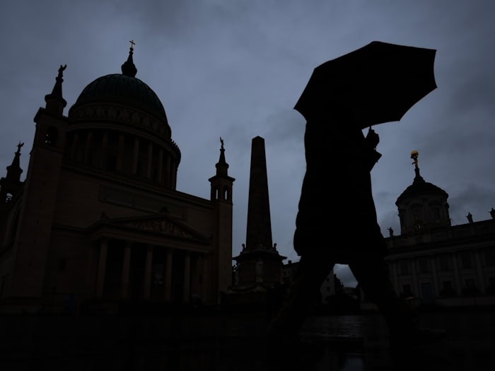 In den nächsten Tagen werden Regen sowie Gewitter erwartet. (Symbolbild) / Foto: Christoph Soeder/dpa