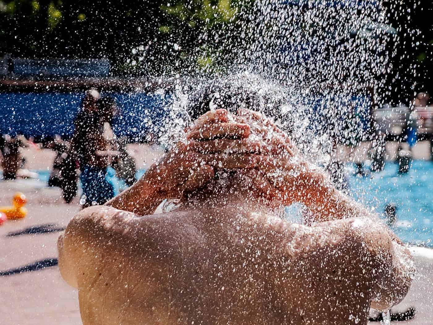 Die ersten Freibäder in Berlin öffneten - und viele Berliner nutzten das warme Wetter Anfang Mai.  / Foto: Carsten Koall/dpa