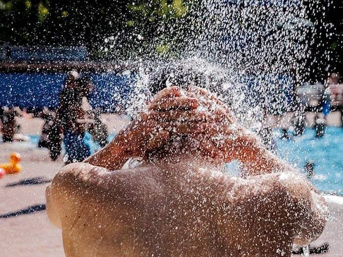 Die ersten Freibäder in Berlin öffneten - und viele Berliner nutzten das warme Wetter Anfang Mai.  / Foto: Carsten Koall/dpa
