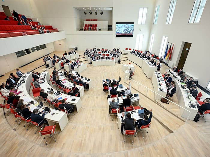 Der Landtag in Brandenburg ist in den Landesfarben weiß und rot gehalten. (Archivbild) / Foto: Britta Pedersen/dpa