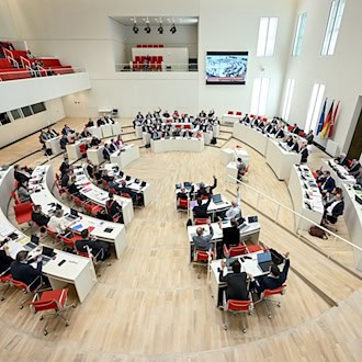 Der Landtag in Brandenburg ist in den Landesfarben weiß und rot gehalten. (Archivbild) / Foto: Britta Pedersen/dpa