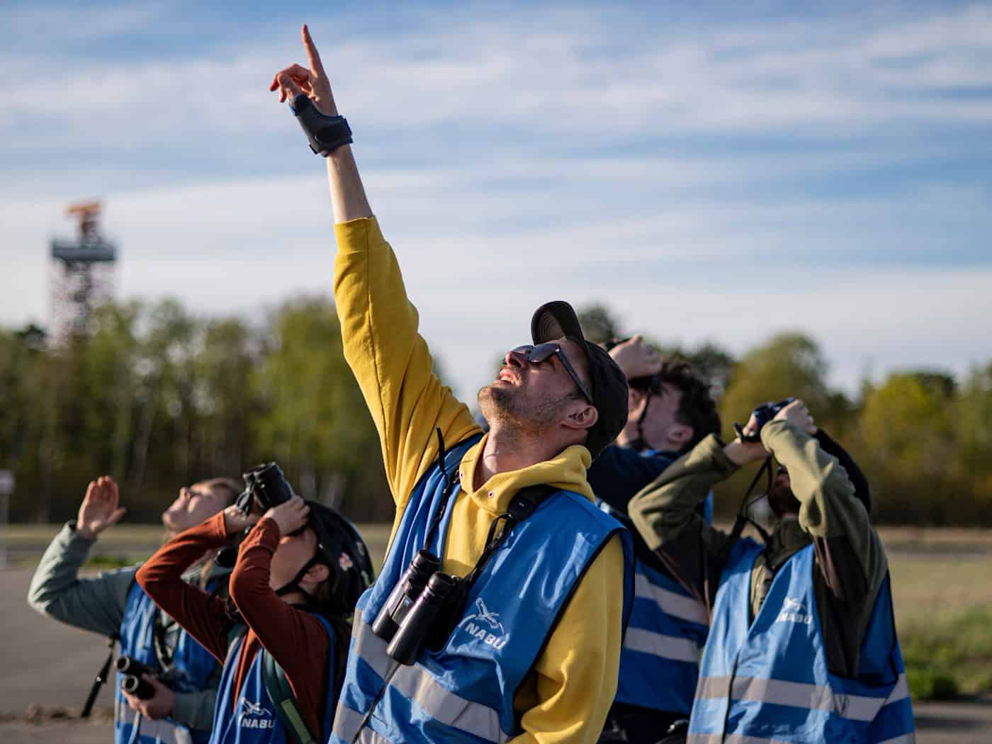 Ohne Fernglas geht beim Birden nichts. / Foto: Fabian Sommer/dpa
