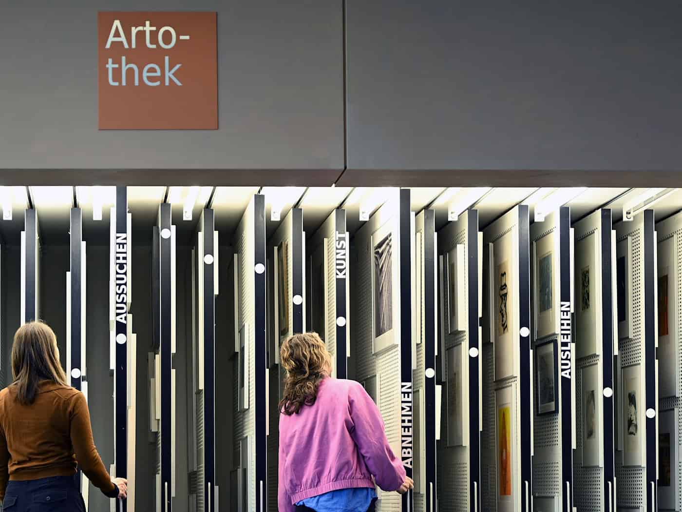 Im Freihandbereich der Artothek der Amerika-Gedenk-Bibliothek kann man sich die Kunst direkt mitnehmen. / Foto: Lilli Förter/dpa