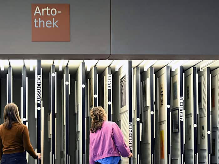 Im Freihandbereich der Artothek der Amerika-Gedenk-Bibliothek kann man sich die Kunst direkt mitnehmen. / Foto: Lilli Förter/dpa