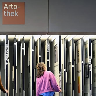 Im Freihandbereich der Artothek der Amerika-Gedenk-Bibliothek kann man sich die Kunst direkt mitnehmen. / Foto: Lilli Förter/dpa