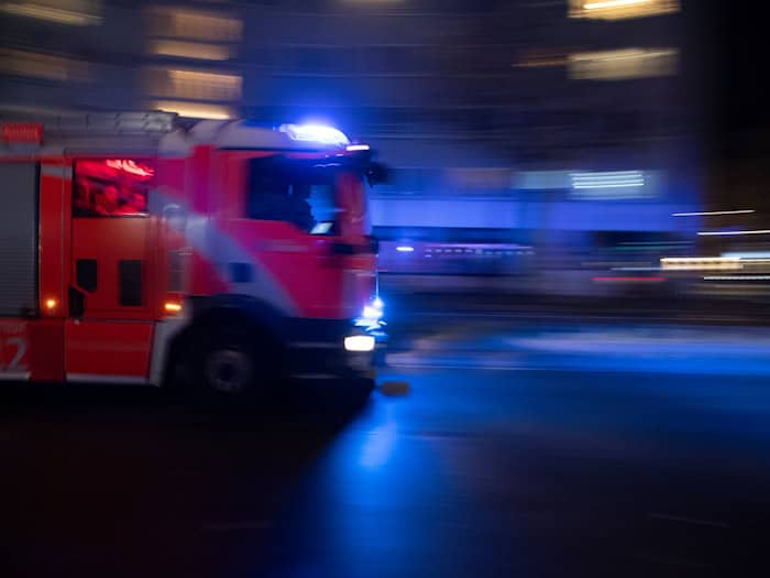 Die Feuerwehr rückte mit 30 Kräften an. (Symbolbild) / Foto: Paul Zinken/dpa