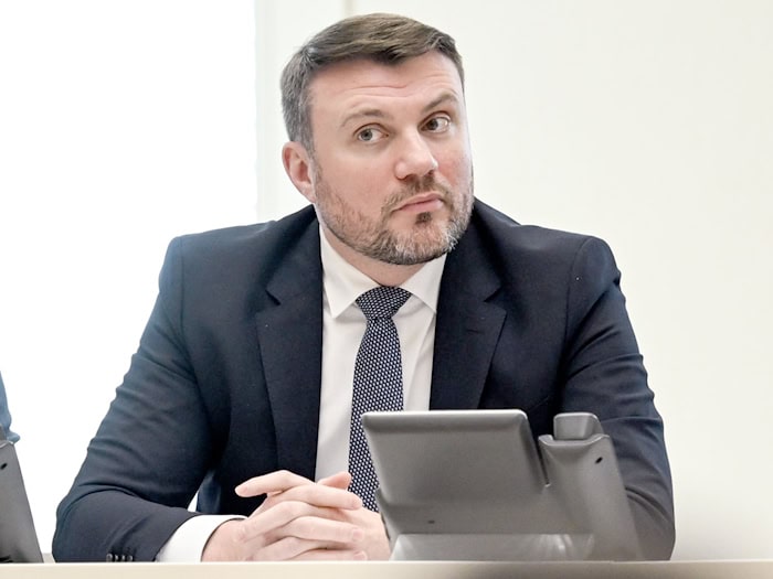 Brandenburgs Finanzminister Daniel Keller (SPD) erhofft sich Einsparungen vom Immobilienkauf. (Archivbild) / Foto: Britta Pedersen/dpa