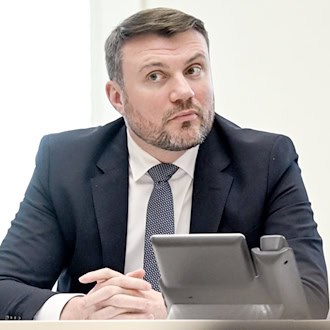 Brandenburgs Finanzminister Daniel Keller (SPD) erhofft sich Einsparungen vom Immobilienkauf. (Archivbild) / Foto: Britta Pedersen/dpa