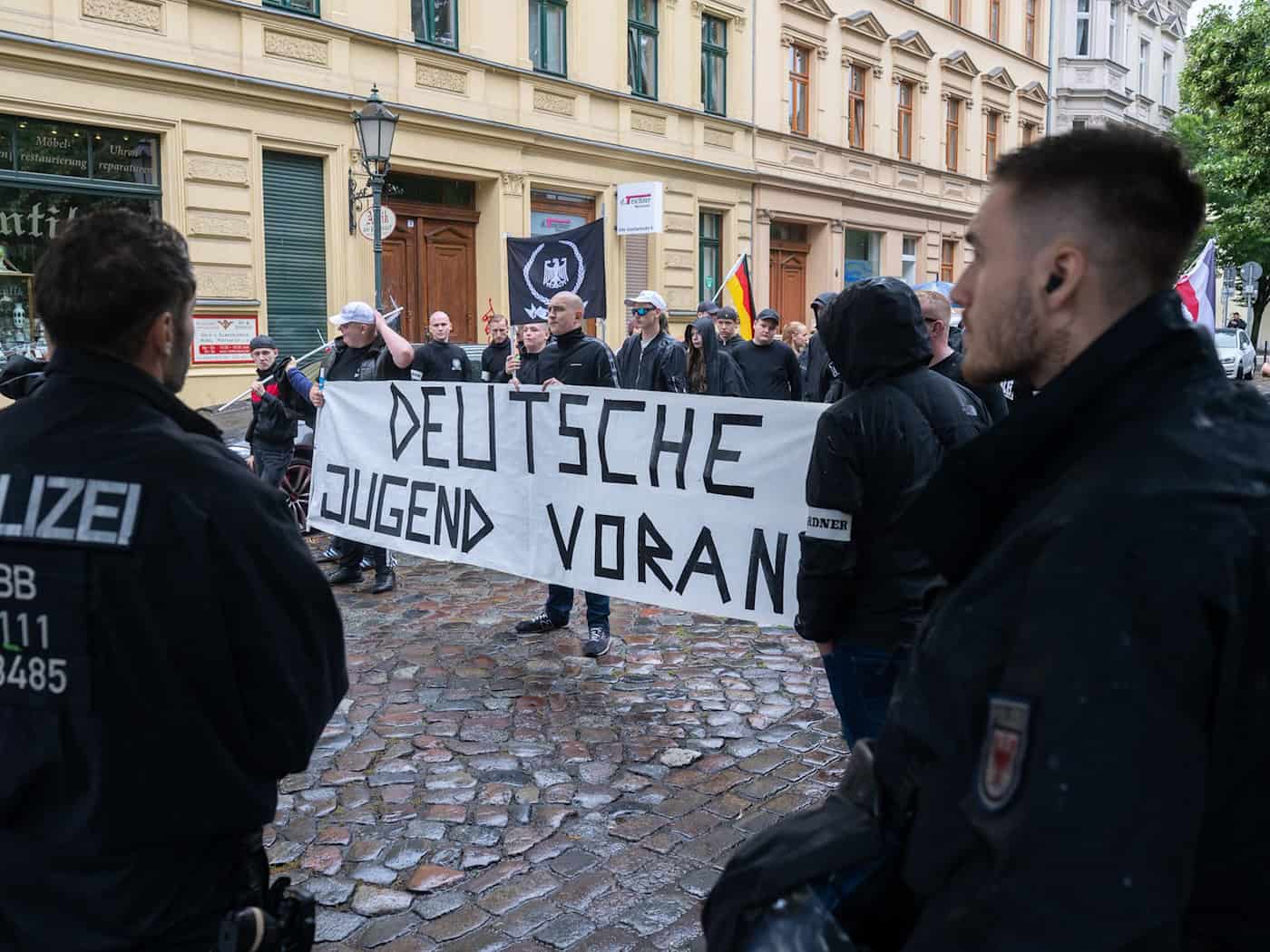Immer wieder traten Mitglieder der «Deutschen Jugend voran» mit Störaktionen und Protesten beim Christopher Street Day (CSD) auf.   / Foto: Christophe Gateau/dpa