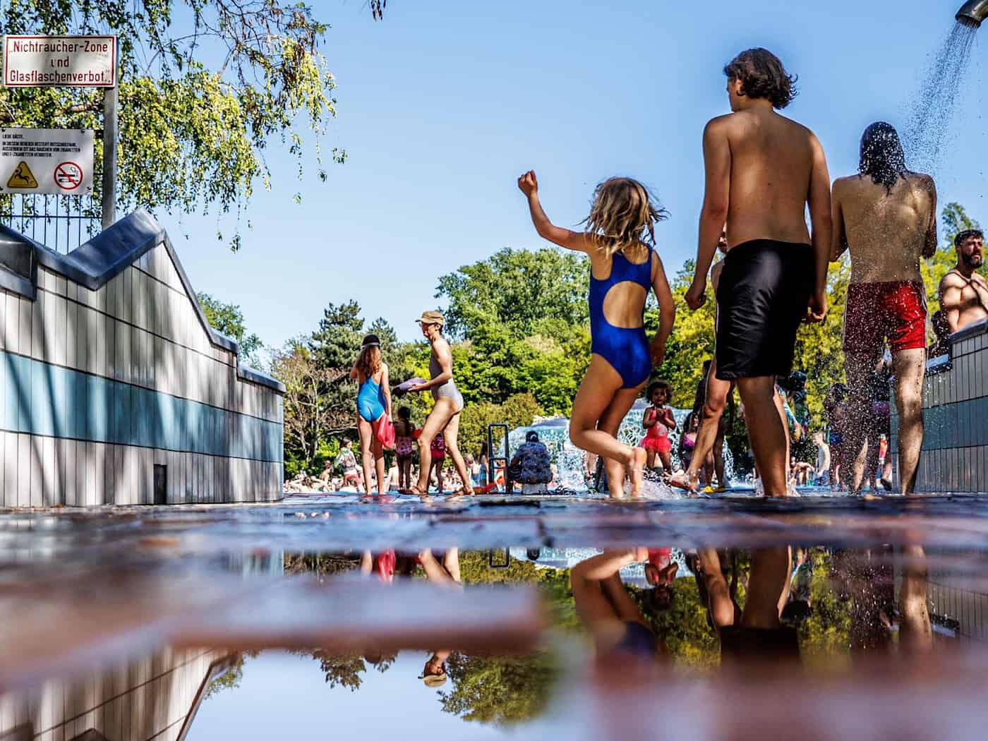 Das warme Wetter zog tausende Gäste ins Freibad. (Archivbild)  / Foto: Carsten Koall/dpa