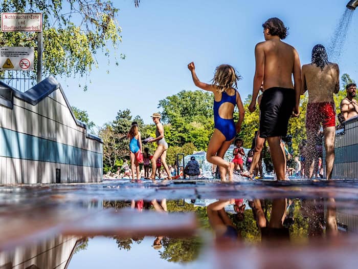 Das warme Wetter zog tausende Gäste ins Freibad. (Archivbild)  / Foto: Carsten Koall/dpa