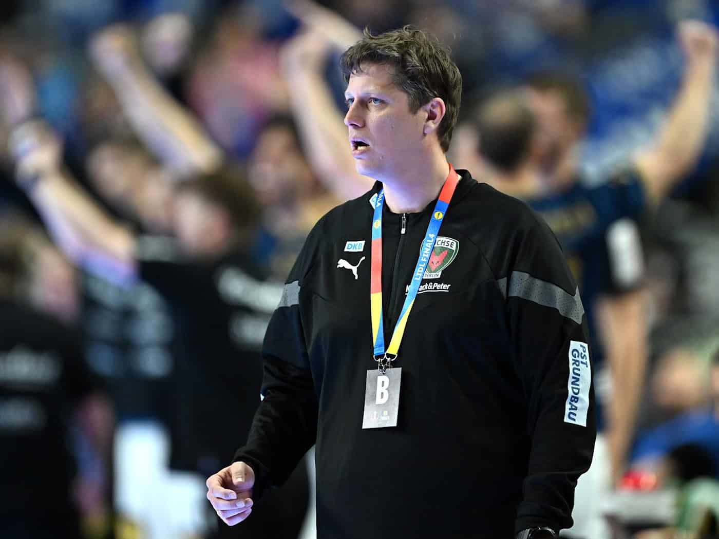 Füchse-Trainer Nicolej Krickau erwartet auch im Rückspiel ein enges Match (Archivbild) / Foto: Federico Gambarini/dpa
