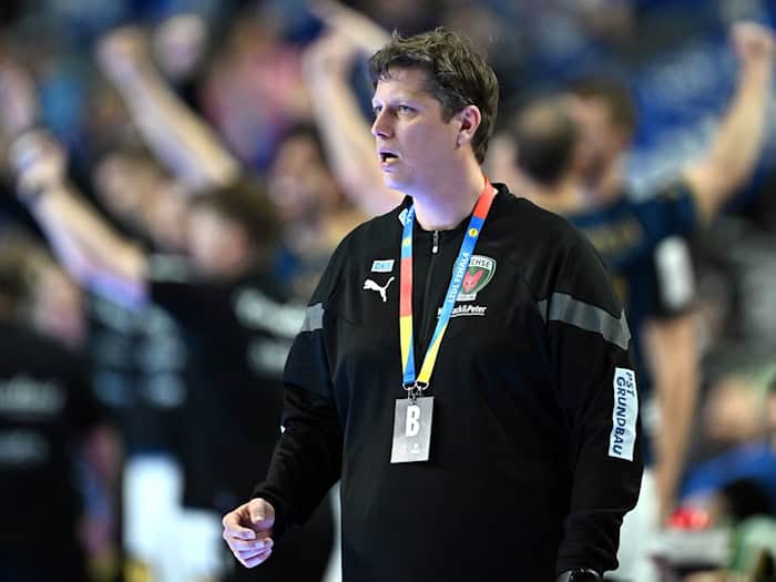 Füchse-Trainer Nicolej Krickau erwartet auch im Rückspiel ein enges Match (Archivbild) / Foto: Federico Gambarini/dpa