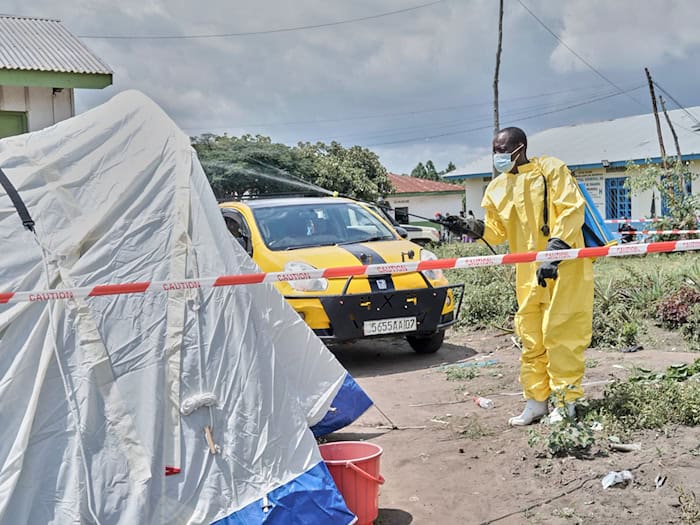 Besonders schwierig ist die Eindämmung in Krisenregionen mit schwachen Gesundheitssystemen und schlechter medizinischer Versorgung. / Foto: Dirole Lotsima Dieudonne/AP/dpa